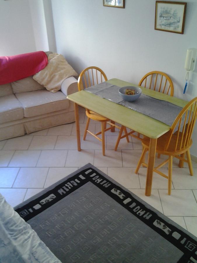 Robin'S Nest Afrata Apartment Luaran gambar