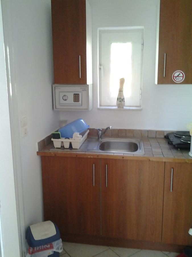 Robin'S Nest Afrata Apartment Luaran gambar