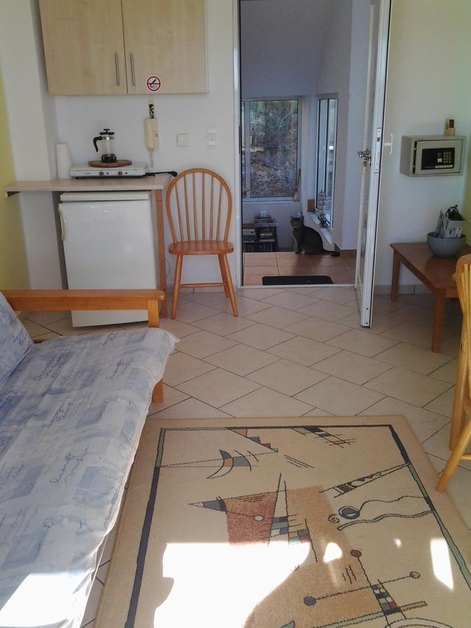 Robin'S Nest Afrata Apartment Luaran gambar