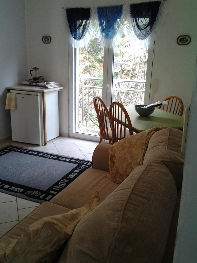 Robin'S Nest Afrata Apartment Luaran gambar