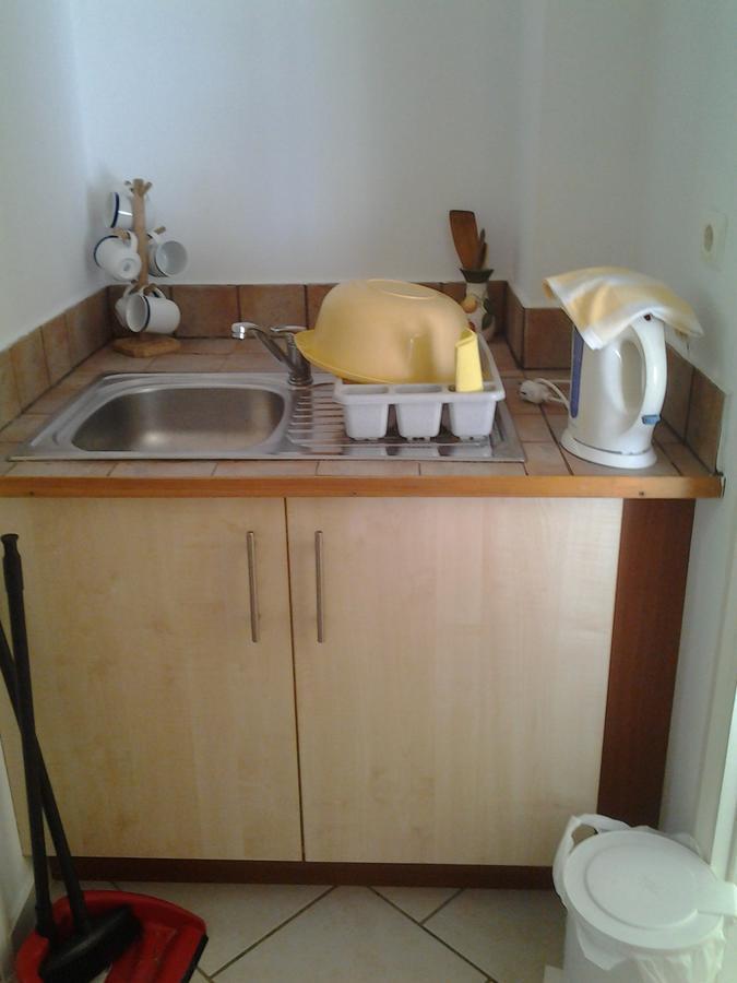 Robin'S Nest Afrata Apartment Luaran gambar