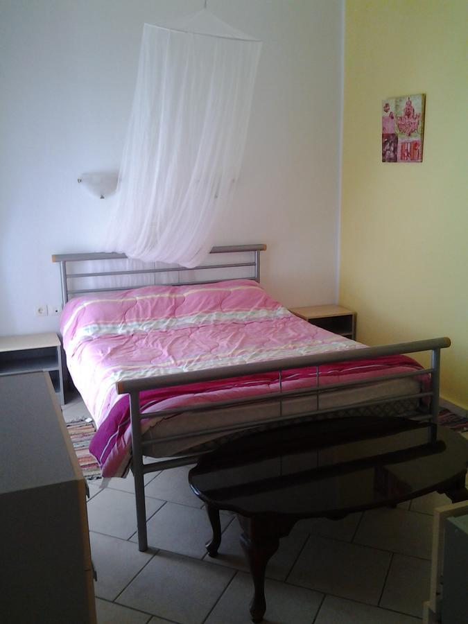 Robin'S Nest Afrata Apartment Luaran gambar