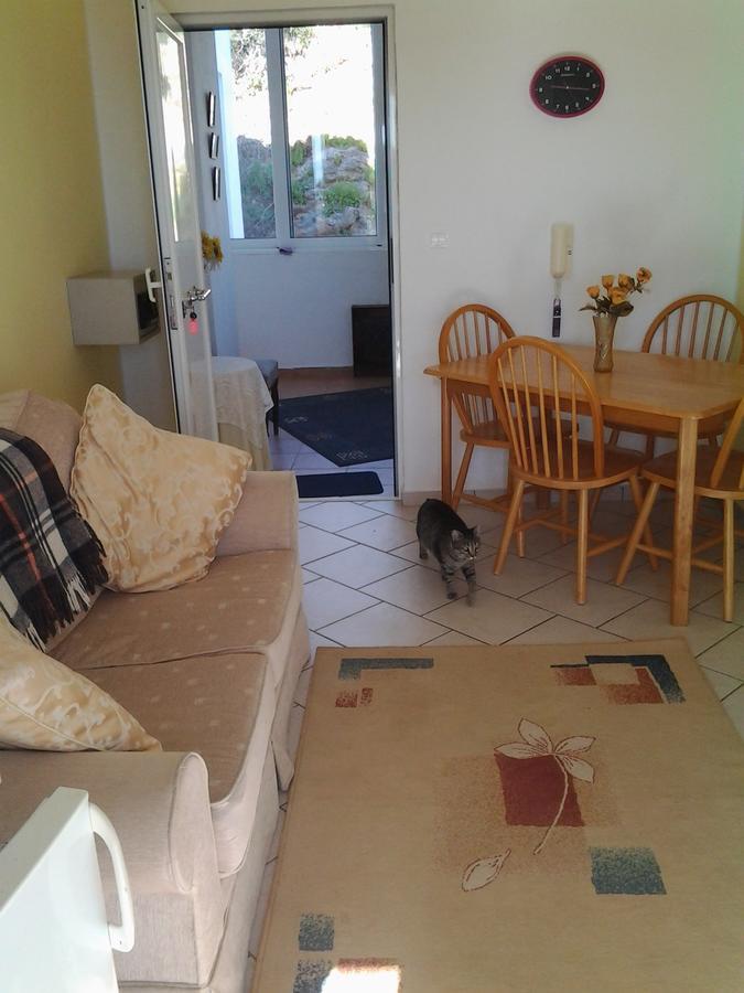 Robin'S Nest Afrata Apartment Luaran gambar